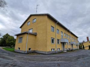 een geel gebouw met een kruis erop bij Humppilantie in Jokioinen