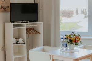 TV a/nebo společenská místnost v ubytování Spadrops + 37 fotografií