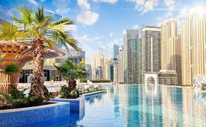 Bazén v ubytování Luxury Address Res Dubai Marina 1BR b Frank&Frank nebo v jeho okolí