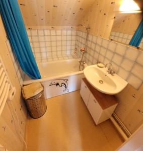 uma casa de banho com um lavatório e uma banheira em Le Cocon Croisicais - Les Gîtes de la Côte d'Amour em Le Croisic