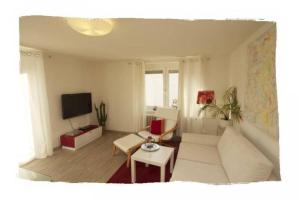 Haus Rebberg في فولفاخ: غرفة معيشة مع أريكة وتلفزيون