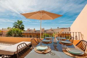 - une table à manger avec un parasol sur la terrasse dans l'établissement Penthouse with sea views in Nueva Andalucia, à Marbella