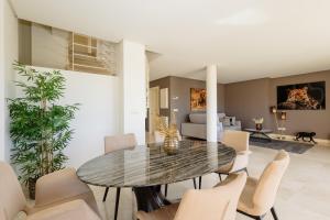 - une salle à manger avec une table et des chaises dans l'établissement Penthouse with sea views in Nueva Andalucia, à Marbella