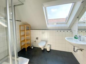 Koupelna v ubytování Familienhaus Wiesengeflüster W11 - kinderfreundlich und nur 300 m zum Strand