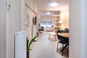 een woonkamer met een tafel en een eetkamer bij Praxitelous 141 City Apartment in Piraeus