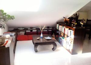 una sala de estar con una mesa y un estante de libros en IRIDEA COUNTRY, en Potenza