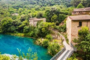 Blick auf einen Fluss in einem Dorf in der Unterkunft Agriturismo Tenuta Filippi in Narni