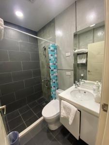 浯島文旅WD Hotel في جينهو: حمام مع مرحاض ومغسلة ودش