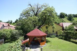 einen Pavillon in einem Hof neben einem Haus in der Unterkunft Pensiunea Bendorfeanu in Răşinari