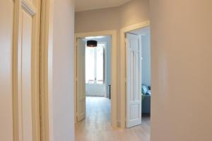 un pasillo con dos puertas y una ventana en Via Roma, en Reggio Calabria