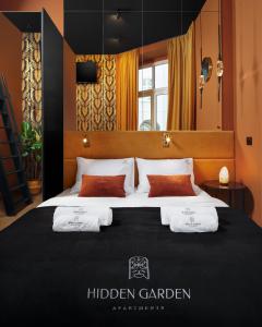 duże łóżko z dwoma poduszkami na górze w obiekcie Studio 12 by Hidden Garden w Łodzi