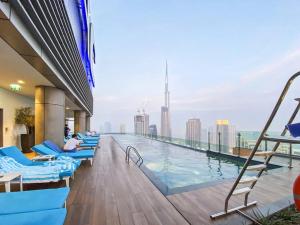 Bazén v ubytování StoneTree - Luxurious 2 BR Apartment with Stunning View nebo v jeho okolí