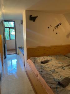 1 dormitorio con 1 cama con pájaros en la pared en Rekreační chata Hradištko, en Hradišťko