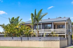 uma casa com palmeiras em frente em Torquay Beach Splendour - An Expansive Family Stay em Torquay