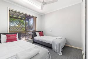 um quarto com 2 camas e uma janela em Torquay Beach Splendour - An Expansive Family Stay em Torquay