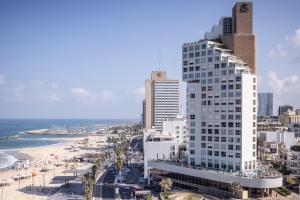 een uitzicht op een stad met een strand en gebouwen bij Grand Sea View Retreat by Sea N' Rent in Tel Aviv