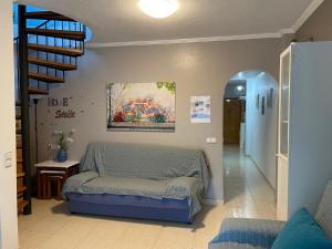 Habitación con cama en habitación con escalera en Piso Bolnuevo Playa, en Bolnuevo