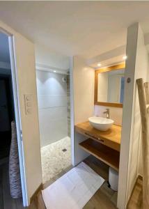 Ένα μπάνιο στο Appartements et villa BEGUDE