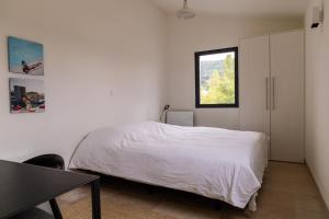 Una habitación blanca con una cama y una ventana en La Provenca villa 29, en Malaucène 16 fotos más
