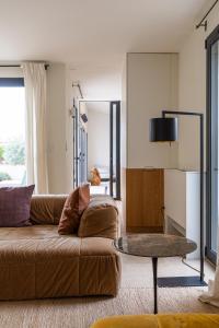 una sala de estar con un sofá y una mesa en La Provenca villa 29, en Malaucène