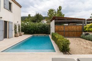 a swimming pool in the backyard of a house at La Provenca villa 29 in Malaucène