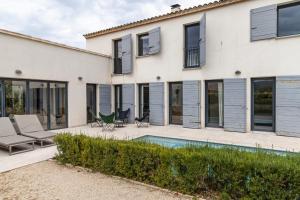 una casa con piscina delante en La Provenca villa 29, en Malaucène