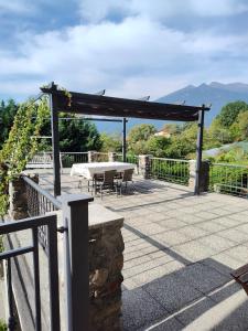 uma pérgola num pátio com uma mesa e cadeiras em Appartamento Biò em Borgofranco dʼIvrea