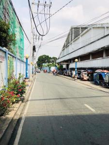 uma rua vazia com carros estacionados ao lado de um edifício em THE MANSION - 24-HOUR Near AirPort Hostel 4 Backpackers em Manila