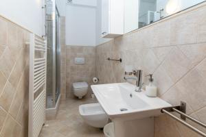 een badkamer met wastafel en toilet bij A 101 Puntavilla Mare in La Maddalena +13 foto's