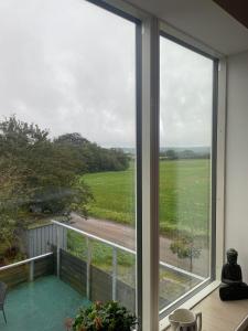 een kamer met een raam met uitzicht op een veld bij B&B Fryden Ly in Horsens