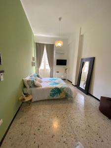 una camera con un letto con una persona sdraiata sopra di CASA ARISTON a Sassari