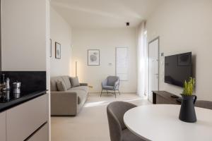 un soggiorno con divano e tavolo di B21 Lifestyle Hotel a Bari