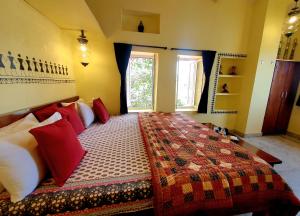 Oolala - Your lake house in the center of Udaipur客房内的一张或多张床位