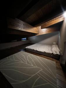 Zimmer mit 2 Etagenbetten und einem Teppich in der Unterkunft Chalet Edelweiss - Estella Hotel Collection in Sestriere
