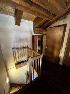 una vista sul soffitto di una scala in legno in una casa di Chalet Edelweiss - Estella Hotel Collection a Sestriere