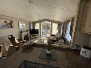 uma sala de estar com um sofá e uma televisão em Scarletts Escape - Percy Wood em Morpeth
