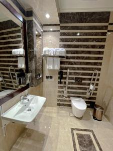 y baño con lavabo y aseo. en Bayat Hotel, en Khamis Mushayt