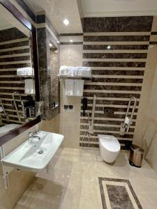 Koupelna v ubytování Bayat Hotel