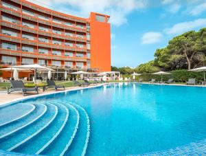 阿尔布费拉Aqua Pedra Dos Bicos Design Beach Hotel - Adults Friendly的酒店前面的游泳池
