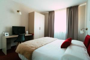 um quarto de hotel com uma cama e uma televisão em Essenza Hotel em Verrès