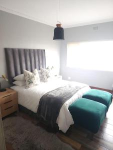 - une chambre avec un grand lit et une fenêtre dans l'établissement Cape Town, Sea Point, Beautiful 2 Bedroom Apartment @Tucked Away, au Cap