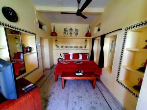 Oolala - Your lake house in the center of Udaipur客房内的一张或多张床位