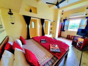 Oolala - Your lake house in the center of Udaipur客房内的一张或多张床位