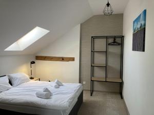 Postel nebo postele na pokoji v ubytování Folwark Matecznik - Dworek