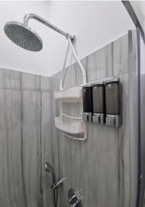 ein Bad mit einer Dusche mit einem Duschkopf in der Unterkunft Heart street with a piece of old Vienna style in Wien