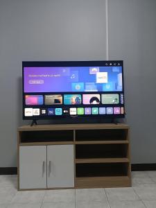 TV a/nebo společenská místnost v ubytování WORA Home HuaHin