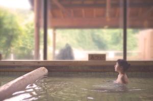 a young boy swimming in a swimming pool at Sannouzan Onsen Zuisenkyo in Ichinoseki