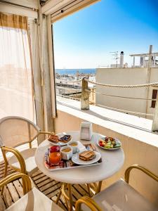 ein Tablett mit Frühstücksspeisen auf einem Tisch auf einem Balkon in der Unterkunft B&B Dimora San Vincenzo in Gallipoli