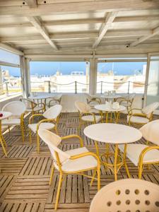 een patio met tafels en stoelen op een cruiseschip bij B&B Dimora San Vincenzo in Gallipoli