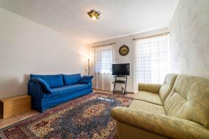 - un salon avec un canapé et une télévision dans l'établissement Casa Vallazza, à Alleghe